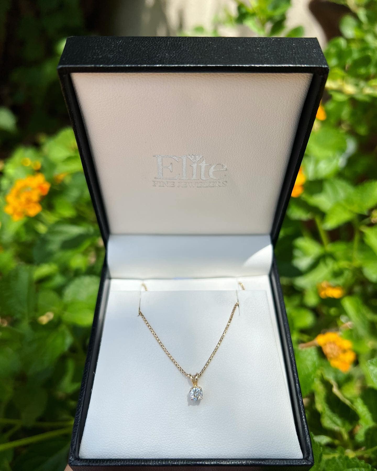 Gorgeous Diamond Circle Pendant Necklace Yellow Gold