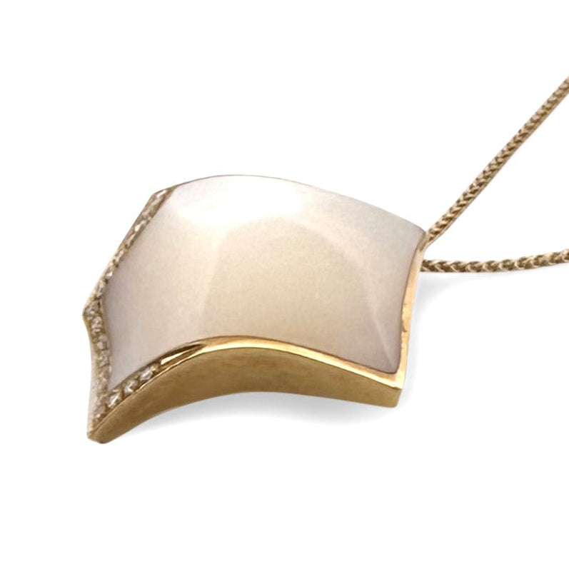 Mother of Pearl and Round Brilliant Natural Diamond Pendant Necklace in 18k Yellow Gold