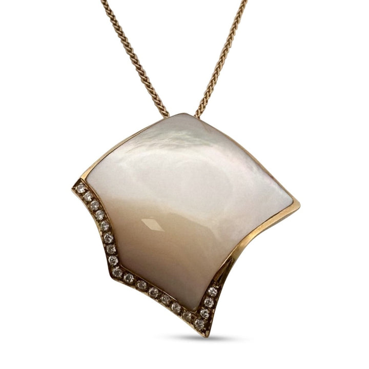 Mother of Pearl and Round Brilliant Natural Diamond Pendant Necklace in 18k Yellow Gold