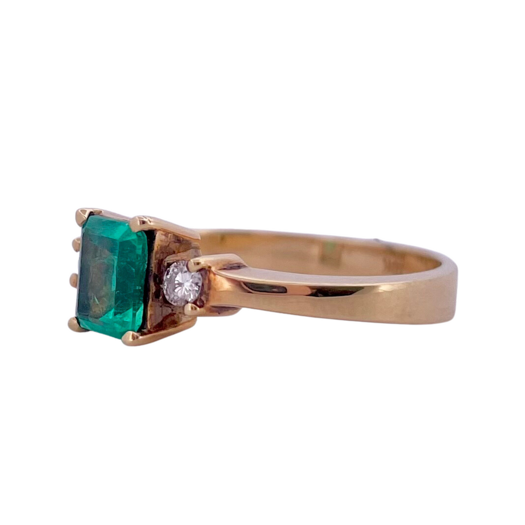 Natural Emerald Gemstone With 2 Accent Diamonds 18k Yellow Gold Ring