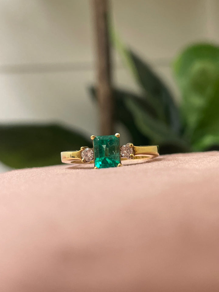 Natural Emerald Gemstone With 2 Accent Diamonds 18k Yellow Gold Ring