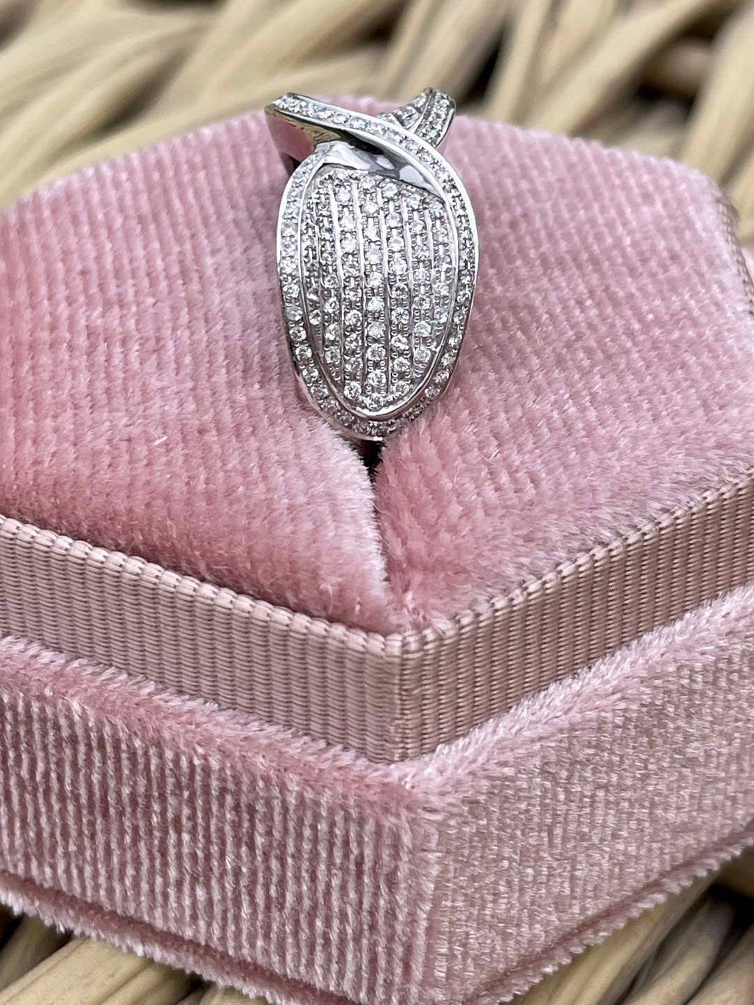 18K White Gold Diamond Fashion Ring